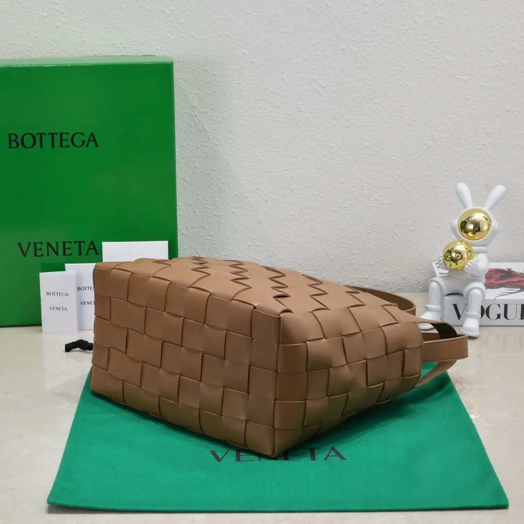 Batch 2600 BottegaVeneta What can be packed in the new bowling bag? Have you got the new bowling bag? Super large capacity ~ The key is low-key, simple and casual style ~ the fashion sense is not reduced at all. It combines BV's classic woven elements and can also be used for computers. The length of the shoulder straps can be adjusted. It is suitable for tall girls to carry. Boys also have a sunny back☀️ Style number: 7466# Size: 28*21*16